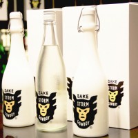 ファレル・ウィリアムスとNIGO®が新宿伊勢丹で鏡開き!  2人がプロデュースする新進気鋭の日本酒「SAKE STORM COWBOY®」