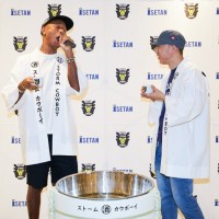 ファレル・ウィリアムスとNIGO®が新宿伊勢丹で鏡開き!  2人がプロデュースする新進気鋭の日本酒「SAKE STORM COWBOY®」