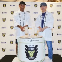 ファレル・ウィリアムスとNIGO®が新宿伊勢丹で鏡開き!  2人がプロデュースする新進気鋭の日本酒「SAKE STORM COWBOY®」