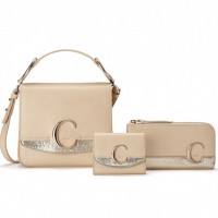 「CHLOÉ C」SMALL SQUARE BAG（21万3,000円）、「CHLOÉ C」SMALL TRI-FOLD WALLET（4万8,000円）、「CHLOÉ C」ZIPPED LONG WALLET（6万3,000円）