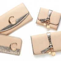 「CHLOÉ C」LONG WALLET WITH FLAP（6万3,000円）、「CHLOÉ C」MEDIUM PURSE WITH CARD SLOTS & KEY POCKET（4万円）、「ALPHABET」 SMALL TRI-FOLD WALLET（4万9,000円）、「ALPHABET」LONG WALLET WITH FLAP（6万2,000円）