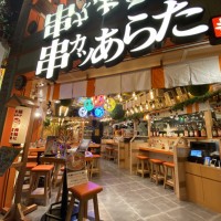 「串カツあらた」渋谷パルコ店では、ジャパニズム、歌舞伎や近未来的な要素を取り入れた空間