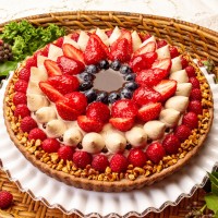 「ベリーとバナナのミルクチョコババロアのタルト」（ホール（25cm）9,732円）