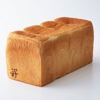 嵜本の看板商品「極美“ナチュラル”食パン」（2斤サイズ 833円、28mmスタイル 259円）