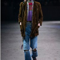 グッチ（GUCCI）が、2020-21年秋冬メンズコレクションショーをイタリア・ミラノのパラッツォ・デッレ・シンティッレ（Palazzo delle Scintille）で開催した。