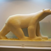 会場入口に展示されたシロクマは、200kgものホワイトチョコレートを使って作られている。