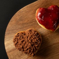 右上：「bean to valentine donuts：フランボワーズハート ガナッシュ」（350円） 左下：「bean to valentine donuts：チョコレートハート カカオクランチ」（350円）