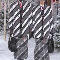 トム ブラウン（Thom Browne）が、パリで2020-21年秋冬コレクションを発表した。