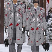 トム ブラウン（Thom Browne）が、パリで2020-21年秋冬コレクションを発表した。