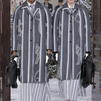 トム ブラウン（Thom Browne）が、パリで2020-21年秋冬コレクションを発表した。