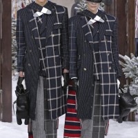 トム ブラウン（Thom Browne）が、パリで2020-21年秋冬コレクションを発表した。