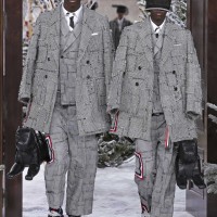 トム ブラウン（Thom Browne）が、パリで2020-21年秋冬コレクションを発表した。