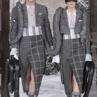 トム ブラウン（Thom Browne）が、パリで2020-21年秋冬コレクションを発表した。