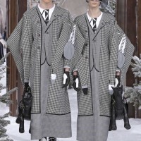 トム ブラウン（Thom Browne）が、パリで2020-21年秋冬コレクションを発表した。