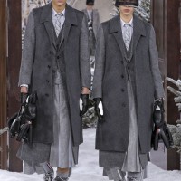 トム ブラウン（Thom Browne）が、パリで2020-21年秋冬コレクションを発表した。