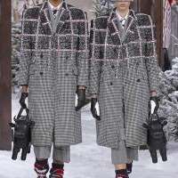 トム ブラウン（Thom Browne）が、パリで2020-21年秋冬コレクションを発表した。