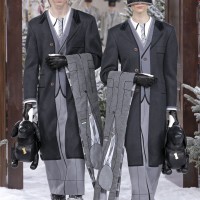 トム ブラウン（Thom Browne）が、パリで2020-21年秋冬コレクションを発表した。