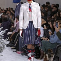 トム ブラウン（Thom Browne）が、パリで2020-21年秋冬コレクションを発表した。