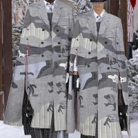 トム ブラウン（Thom Browne）が、パリで2020-21年秋冬コレクションを発表した。