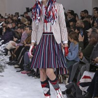 トム ブラウン（Thom Browne）が、パリで2020-21年秋冬コレクションを発表した。