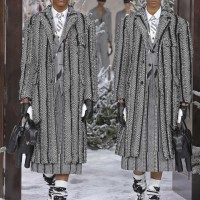 トム ブラウン（Thom Browne）が、パリで2020-21年秋冬コレクションを発表した。