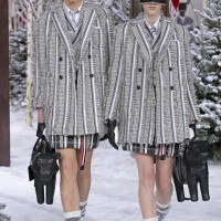 トム ブラウン（Thom Browne）が、パリで2020-21年秋冬コレクションを発表した。