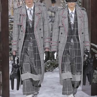 トム ブラウン（Thom Browne）が、パリで2020-21年秋冬コレクションを発表した。