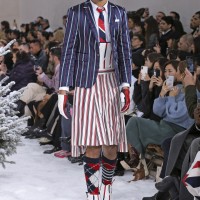 トム ブラウン（Thom Browne）が、パリで2020-21年秋冬コレクションを発表した。