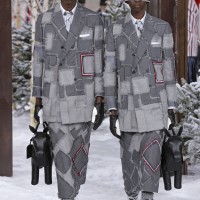 トム ブラウン（Thom Browne）が、パリで2020-21年秋冬コレクションを発表した。