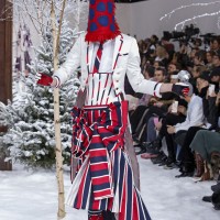 トム ブラウン（Thom Browne）が、パリで2020-21年秋冬コレクションを発表した。