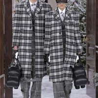 トム ブラウン（Thom Browne）が、パリで2020-21年秋冬コレクションを発表した。