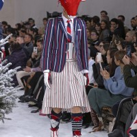 トム ブラウン（Thom Browne）が、パリで2020-21年秋冬コレクションを発表した。