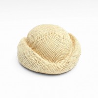 「Traditional Austrian straw hat」（3万6,000円〜4万2,000円） 4月20日より、パスザバトンオンラインショップにて販売中。