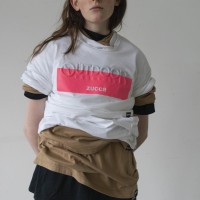 エンボスロゴTシャツ（レディース 1万4,000円、メンズ 1万5,000円） カラー：ホワイト×ピンク・ホワイト×ブラック・ベージュ×ホワイト・ベージュ×グリーン・ベージュ×ブルー・ブラック×ホワイト・ブラック×オレンジ・ブラック×ライトブルー