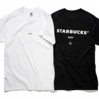 左から、「Tシャツ ホワイト FRGMT MYST」（サイズ：S、M、L、XL / 各6,900円）、「Tシャツ ブラック FRGMT MYST」（サイズ：S、M、L、XL / 各6,900円）※商品のデザインは予告なく変更となることがある。