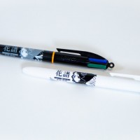 「HAYABUSA 4色ボールペン」（800円）