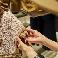 棒編みとかぎ編みを組み合わせて一つひとつ手編みで丁寧につくられているマント