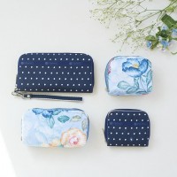 （左から時計回りに） Spectator Dot【テック ウォレット リストレット】H10×W20×D2cm 8,800円 Floral Daydream【スクエア コスメティック】H9×W12×D5cm 2,640円 Spectator Dot【クレア】H10 ×W11×D2cm 7,150円 Floral Daydream【レクタングラー コスメティック】H9×W17×D5cm 2,860円