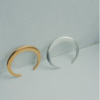 CLANE×TEN.TOWER UP BANGLE （左）GOLD/素材：シルバー925に18金メッキ 3万1,900円 （右）SILVER/素材：シルバー925 2万9,700円