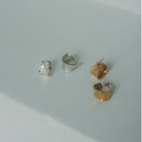 CLANE×TEN. CALATHEA PIERCE （左）SILVER/素材：シルバー925 2万2,000円 （右）GOLD/シルバー925に18金メッキ 2万4,200円