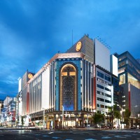 銀座の街を明るく照らす、新しい銀座の顔「銀座シャンデリア」