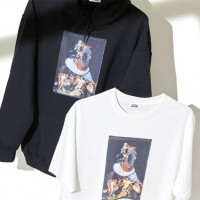 〈Studio Blanche/スタジオブランシュ〉（上）フードパーカー 1万3,200円、（下）Tシャツ 8,030円（税込）