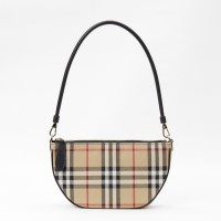 ＜Burberry／バーバリー＞オリンピアポーチ 10万5,600円