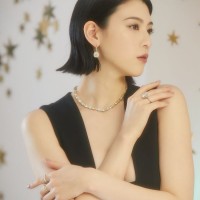 ハイジュエリーを身に纏った三吉彩花