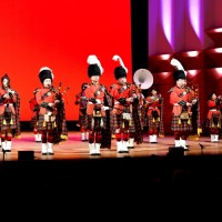 本館1階 中央ホール 天女(まごころ)像の前で英国伝統の「バグパイプ」の演奏イベントを開催