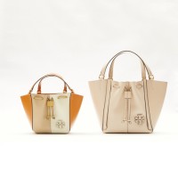 ＜Tory Burch／トリー バーチ＞ 左：マックグロー カラーブロック ミニドラゴンフライ 78,100円（税込） 右：マックグロー ドラゴンフライ 82,500円（税込）