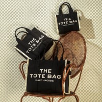 上から、THE JACQUARD MINI TOTE BAG  4万4,000円 /THE JACQUARD SMALL TOTE BAG  4万7,300円 /THE JACQUARD TOTE BAG  5万1,700円