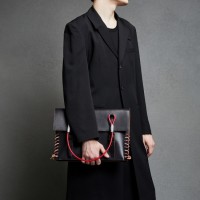 TSUPPARI BAG PRICE: 16万2,000円 (tax incl.) SIZE: W395/H290/D45 COLOR: BLACK/SILVER/RED