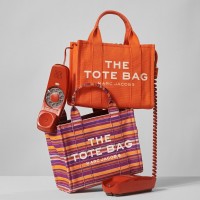 上から、THE SMALL TOTE 3万1,900円 /THE STRIPE SMALL TOTE3万9,600円