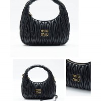 ＜MIU MIU／ミュウ ミュウ＞ミュウ ワンダー マテラッセレザー ホーボーバッグ 27万5,000円（予定価格）